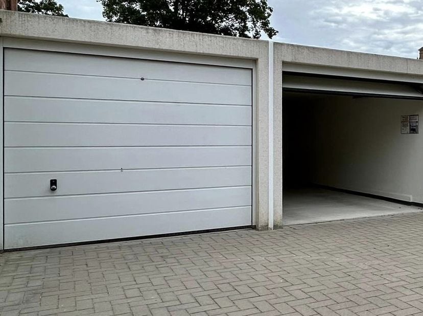 Garage te koop . Onmiddellijk vrij . Grootte 18 m²